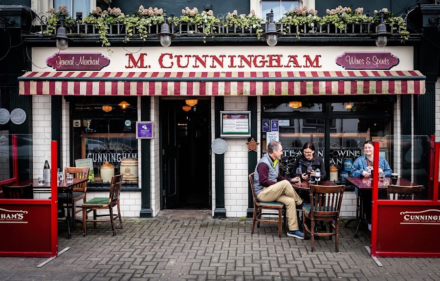 Cunningham’s Bar – Food & Live Music